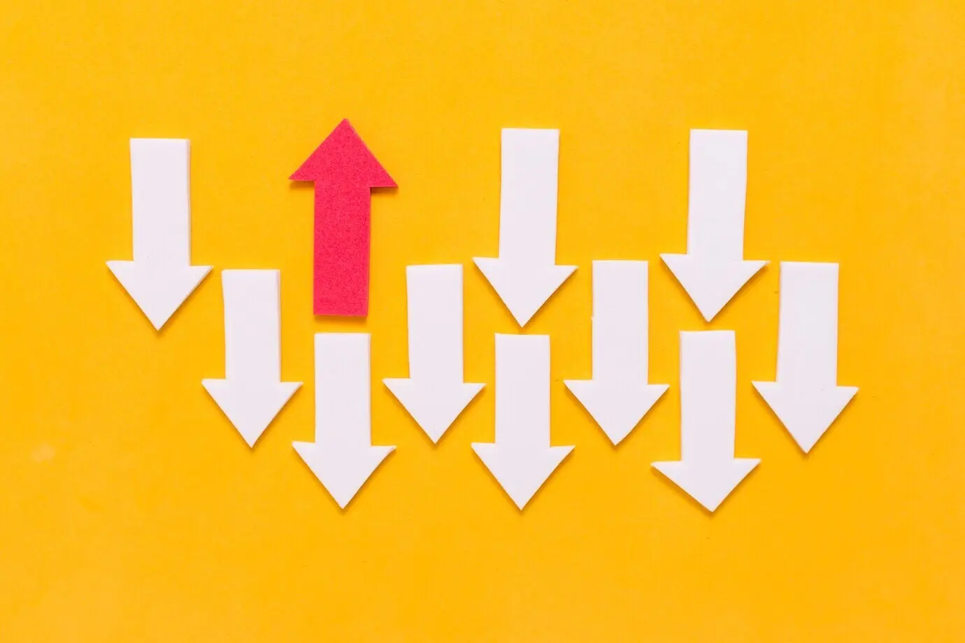 Бунтарская красная стрелка и толпа белых стрелок, направленных в разные стороны.