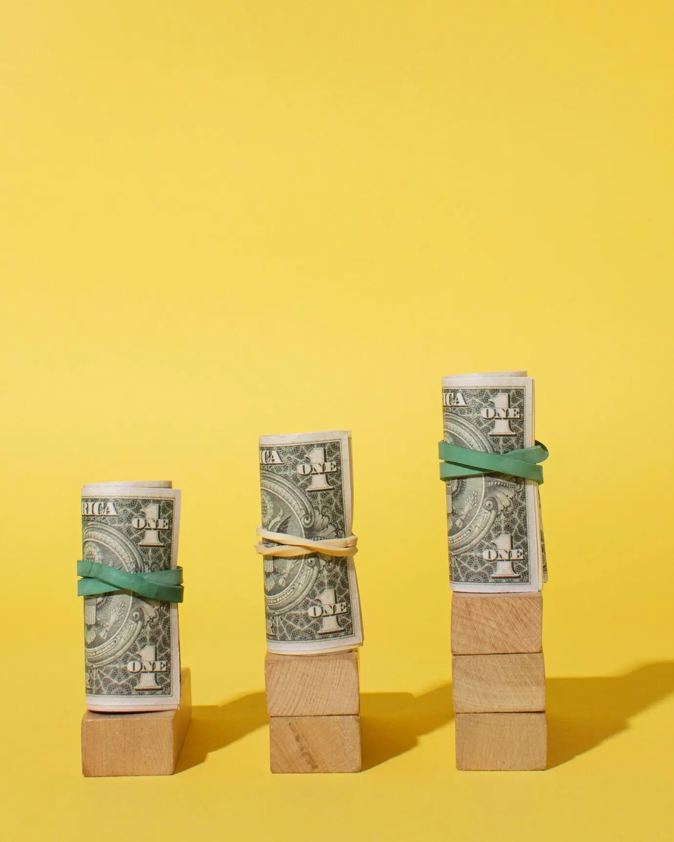 Композиция с банкнотами и кубиками